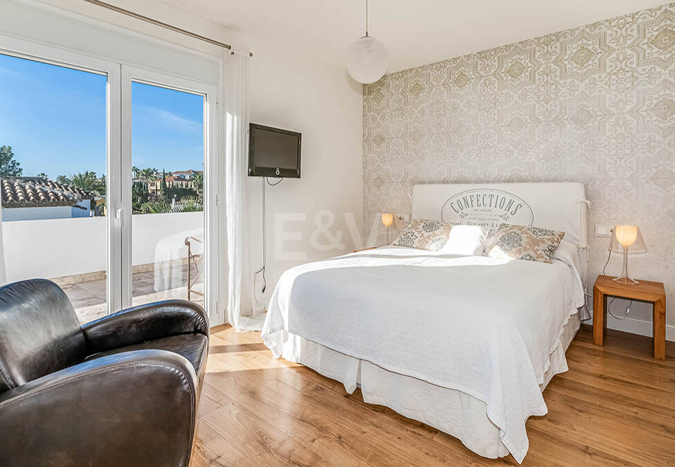 Nowoczesna willa Andaluzji w Nueva Andaluzja w strzeżonej społeczności