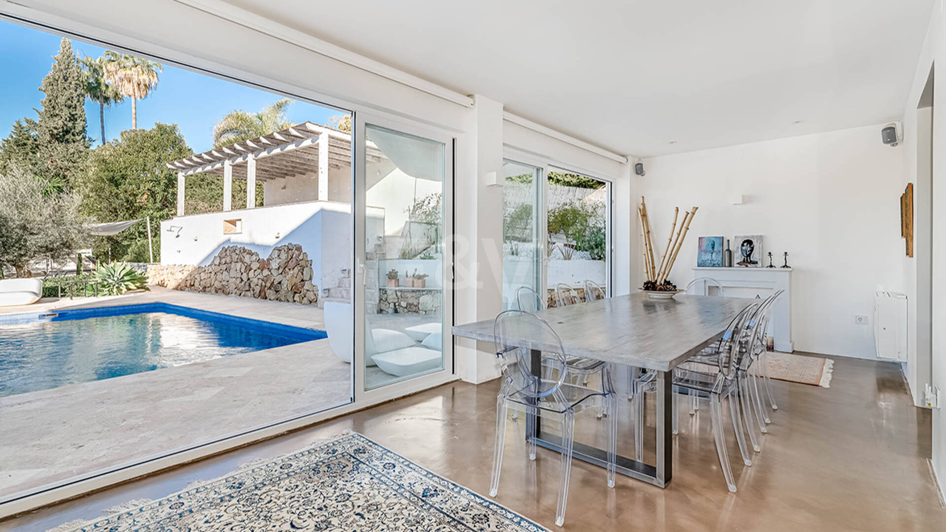 Nowoczesna willa Andaluzji w Nueva Andaluzja w strzeżonej społeczności