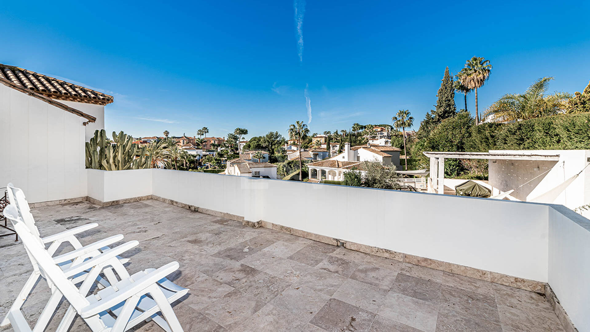 Nowoczesna willa Andaluzji w Nueva Andaluzja w strzeżonej społeczności