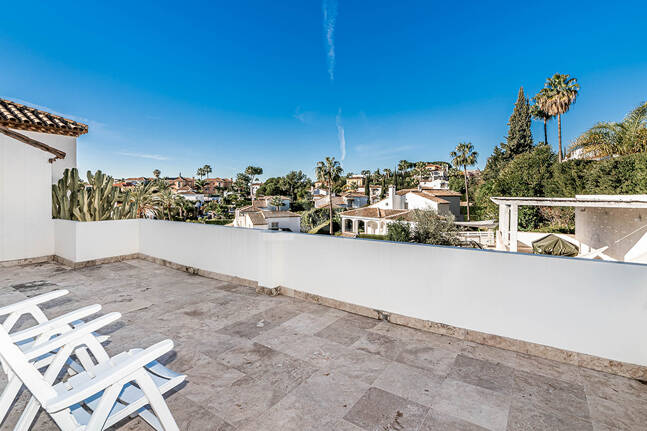 Nowoczesna willa Andaluzji w Nueva Andaluzja w strzeżonej społeczności