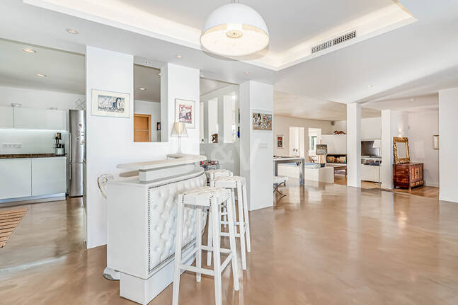 Nowoczesna willa Andaluzji w Nueva Andaluzja w strzeżonej społeczności