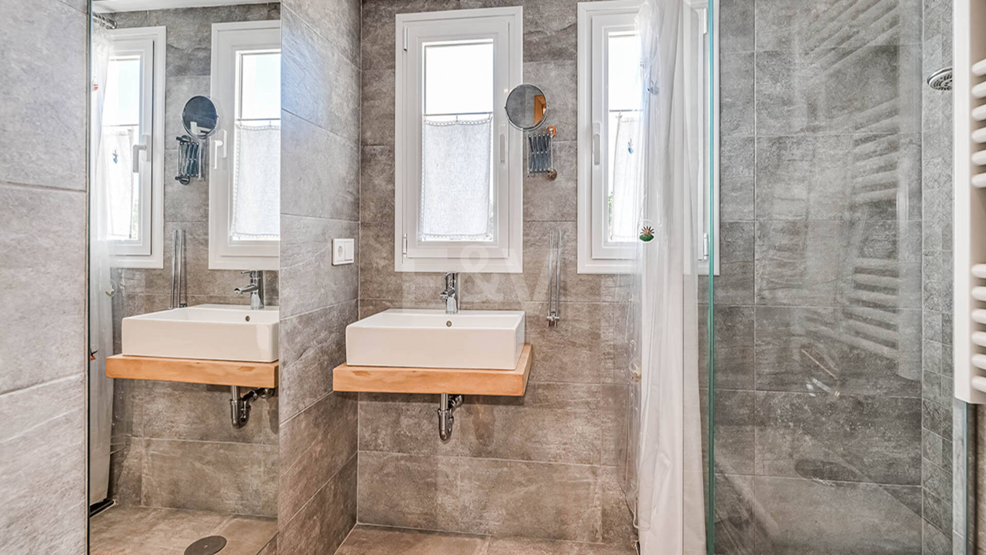 Nowoczesna willa Andaluzji w Nueva Andaluzja w strzeżonej społeczności