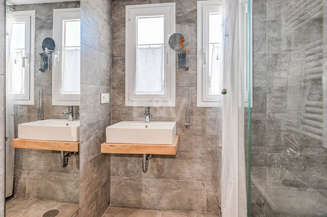 Nowoczesna willa Andaluzji w Nueva Andaluzja w strzeżonej społeczności