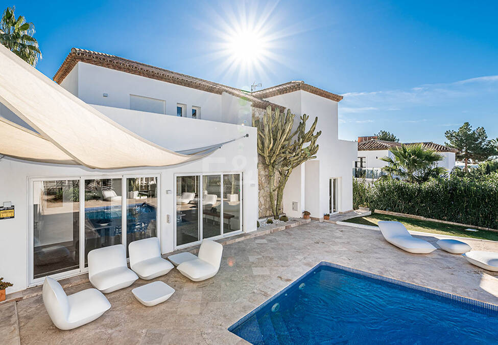 Nowoczesna willa Andaluzji w Nueva Andaluzja w strzeżonej społeczności