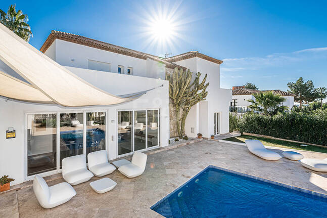 Nowoczesna willa Andaluzji w Nueva Andaluzja w strzeżonej społeczności