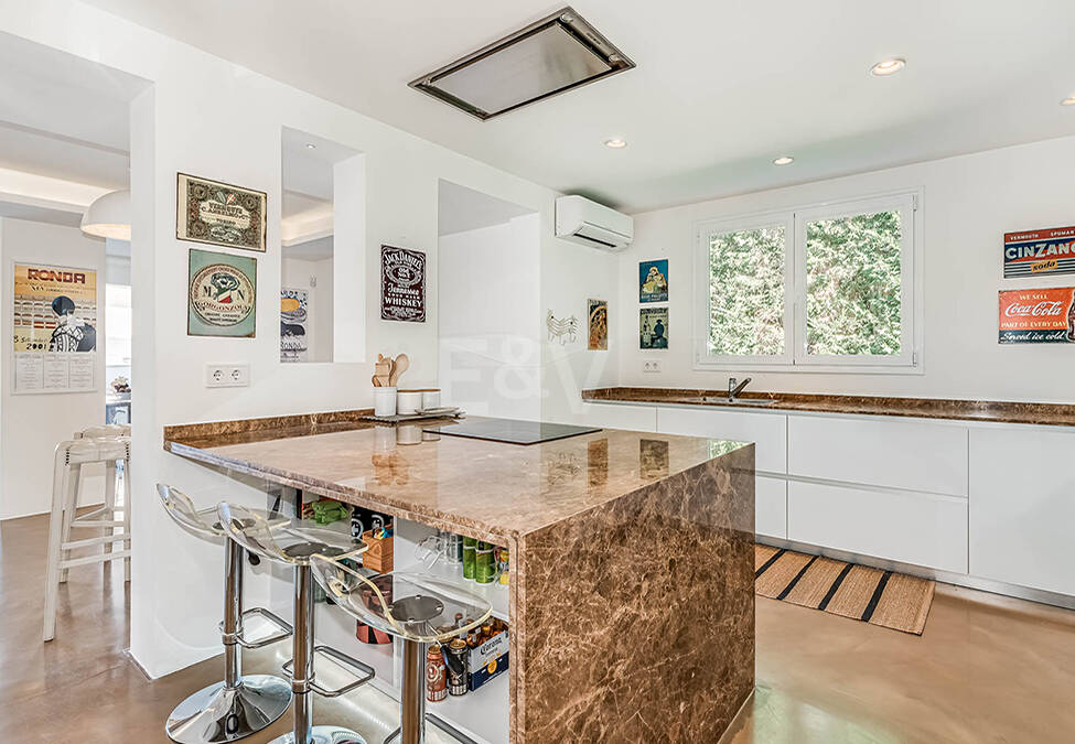 Nowoczesna willa Andaluzji w Nueva Andaluzja w strzeżonej społeczności