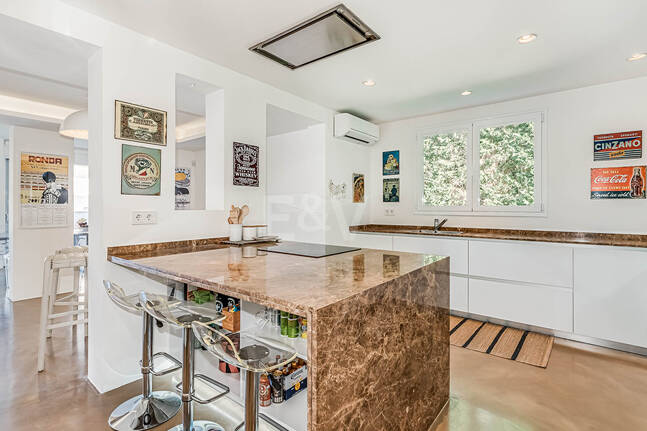 Nowoczesna willa Andaluzji w Nueva Andaluzja w strzeżonej społeczności