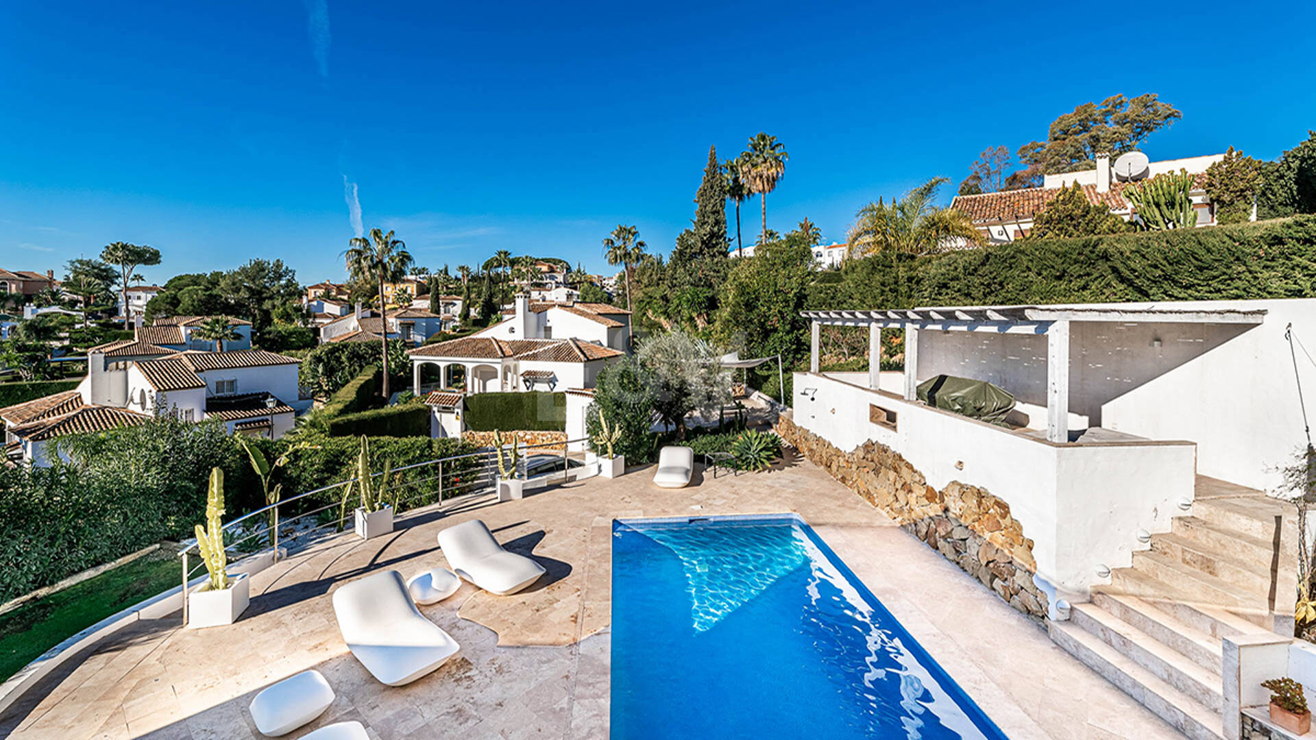 Nowoczesna willa Andaluzji w Nueva Andaluzja w strzeżonej społeczności