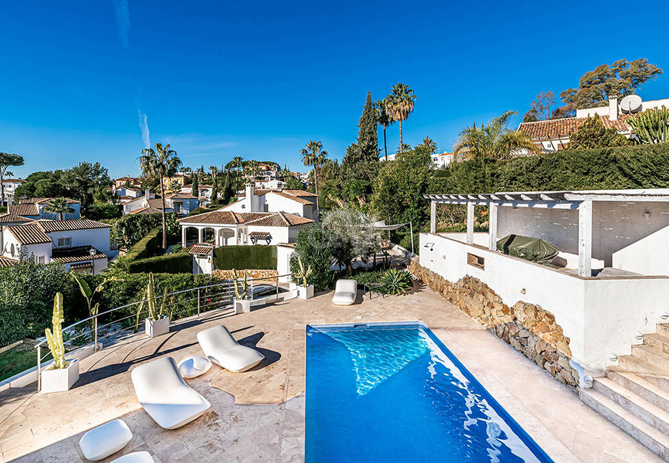 Nowoczesna willa Andaluzji w Nueva Andaluzja w strzeżonej społeczności