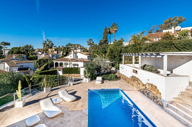 Nowoczesna willa Andaluzji w Nueva Andaluzja w strzeżonej społeczności