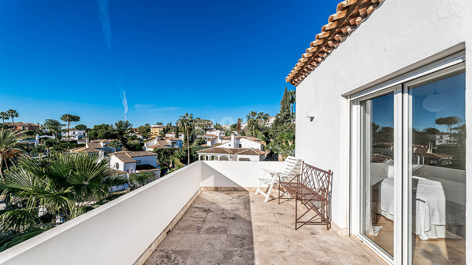 Nowoczesna willa Andaluzji w Nueva Andaluzja w strzeżonej społeczności