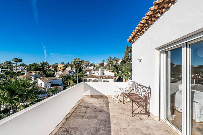 Nowoczesna willa Andaluzji w Nueva Andaluzja w strzeżonej społeczności