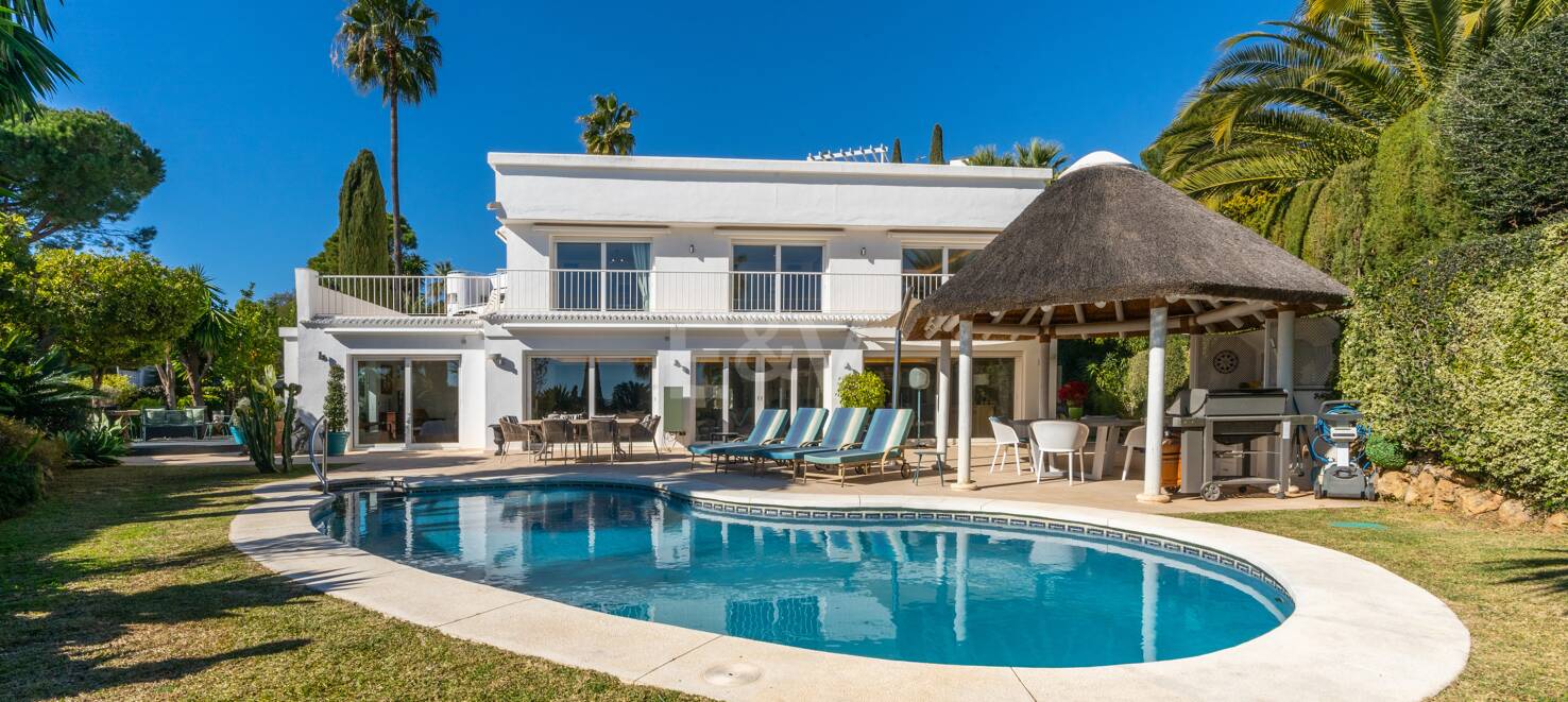 Impeccable Villa i Altos Reales med raffinerad design och vackra utomhusutrymmen