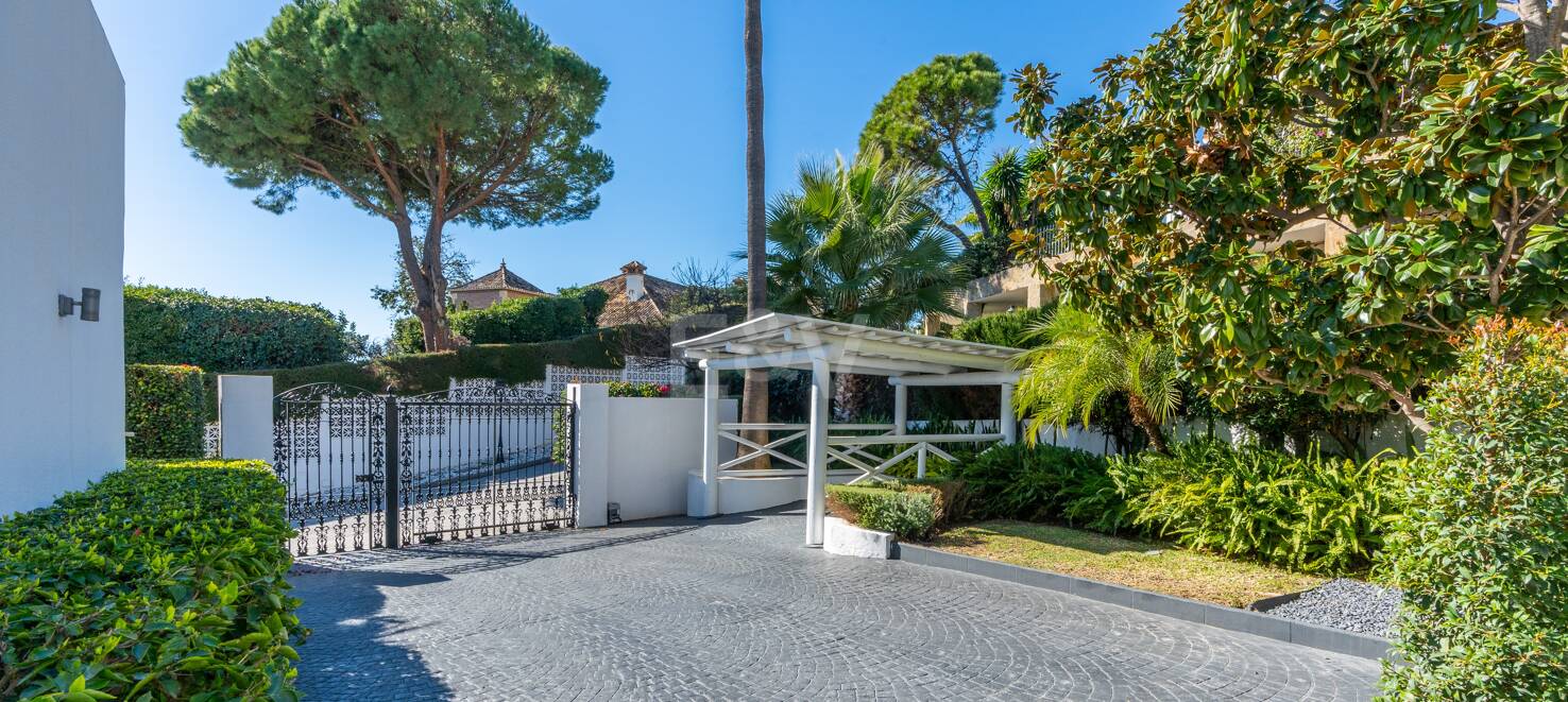 Impeccable Villa i Altos Reales med raffinerad design och vackra utomhusutrymmen