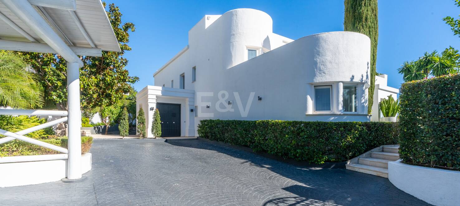 Impeccable Villa i Altos Reales med raffinerad design och vackra utomhusutrymmen