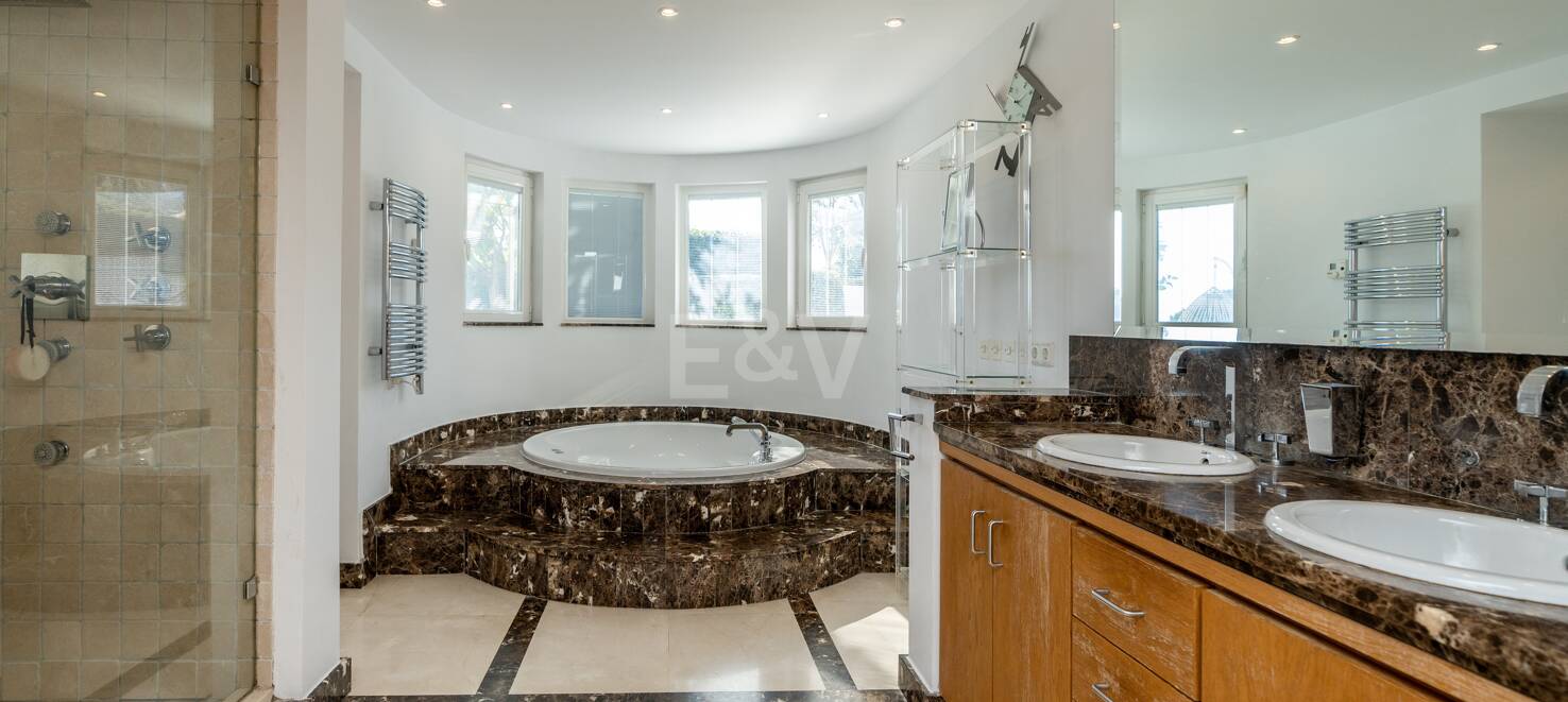 Impeccable Villa i Altos Reales med raffinerad design och vackra utomhusutrymmen