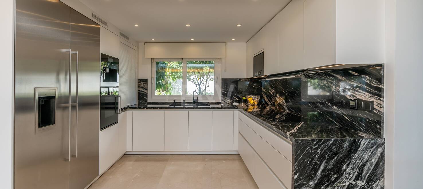 Impeccable Villa i Altos Reales med raffinerad design och vackra utomhusutrymmen