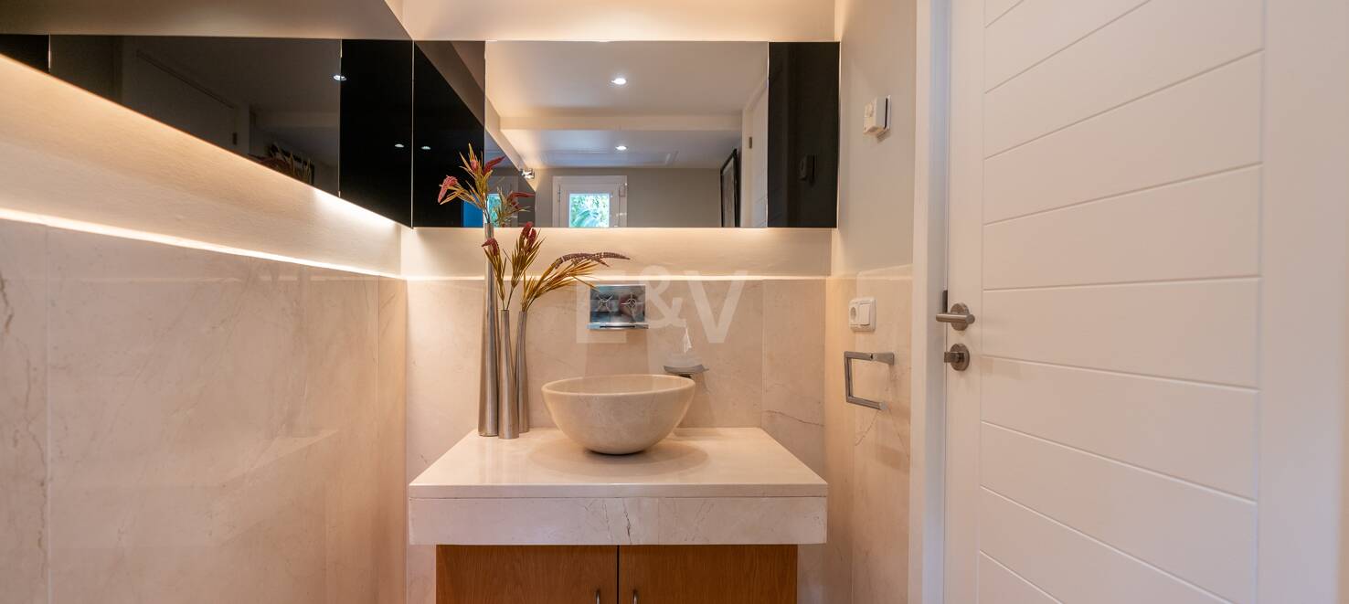 Impeccable Villa i Altos Reales med raffinerad design och vackra utomhusutrymmen