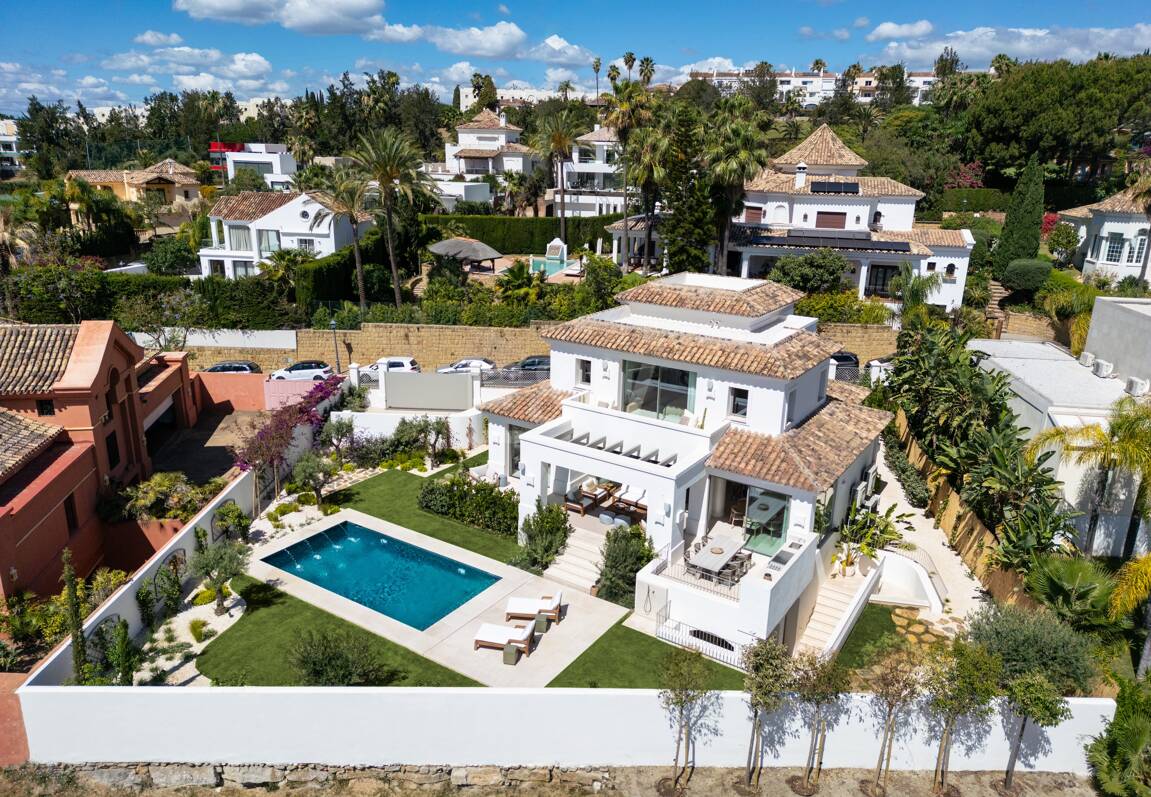 Lujosa Villa en La Quinta con Vistas Panorámicas de La Concha