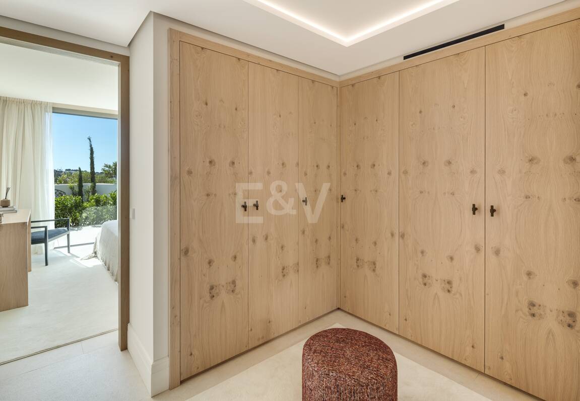 Lujosa Villa en La Quinta con Vistas Panorámicas de La Concha