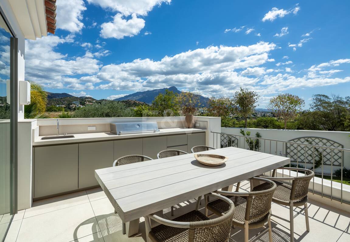 Lujosa Villa en La Quinta con Vistas Panorámicas de La Concha