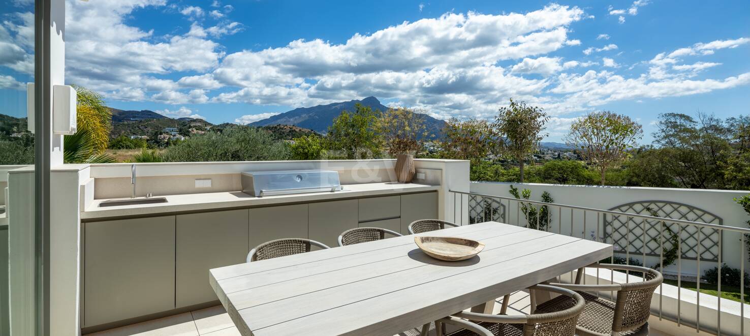 Lujosa Villa en La Quinta con Vistas Panorámicas de La Concha