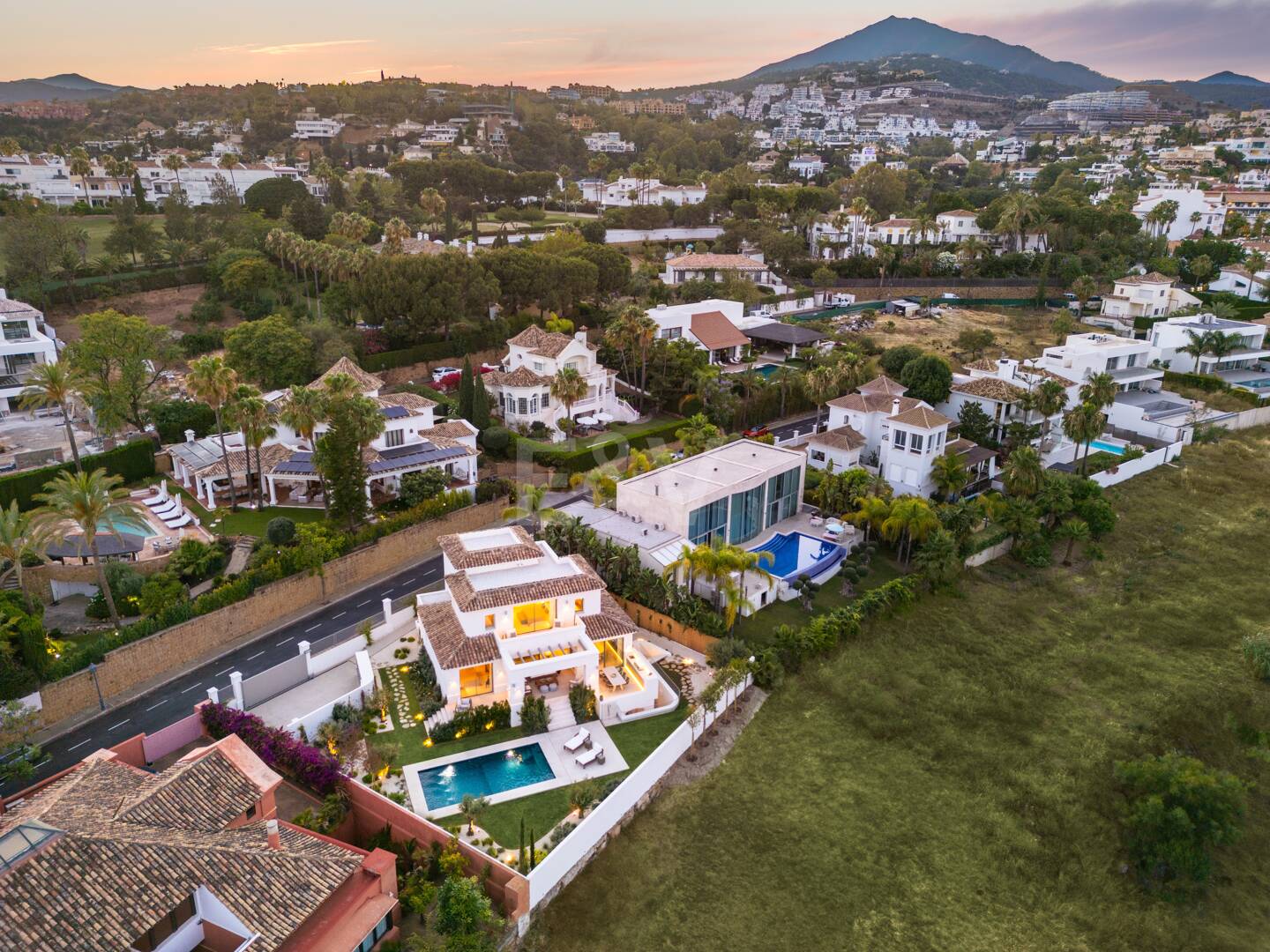 Lujosa Villa en La Quinta con Vistas Panorámicas de La Concha