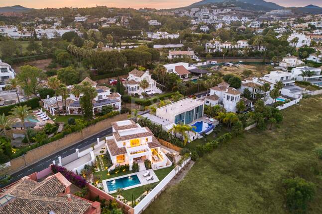 Lujosa Villa en La Quinta con Vistas Panorámicas de La Concha