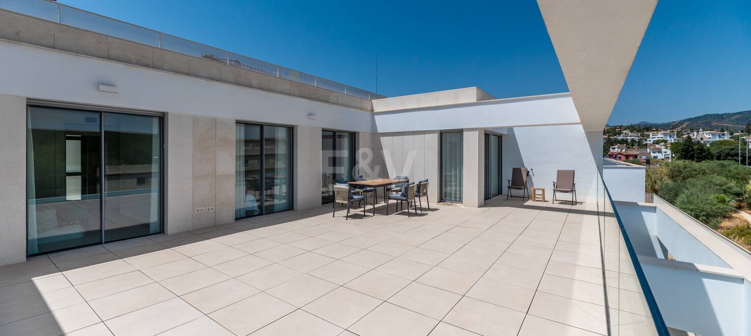 Brandneues Penthouse mit 3 Schlafzimmern in Elviria mit herrlicher Terrasse mit Blick ins Grüne