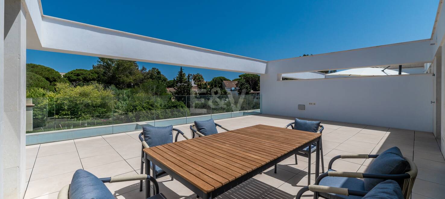 Brandneues Penthouse mit 3 Schlafzimmern in Elviria mit herrlicher Terrasse mit Blick ins Grüne