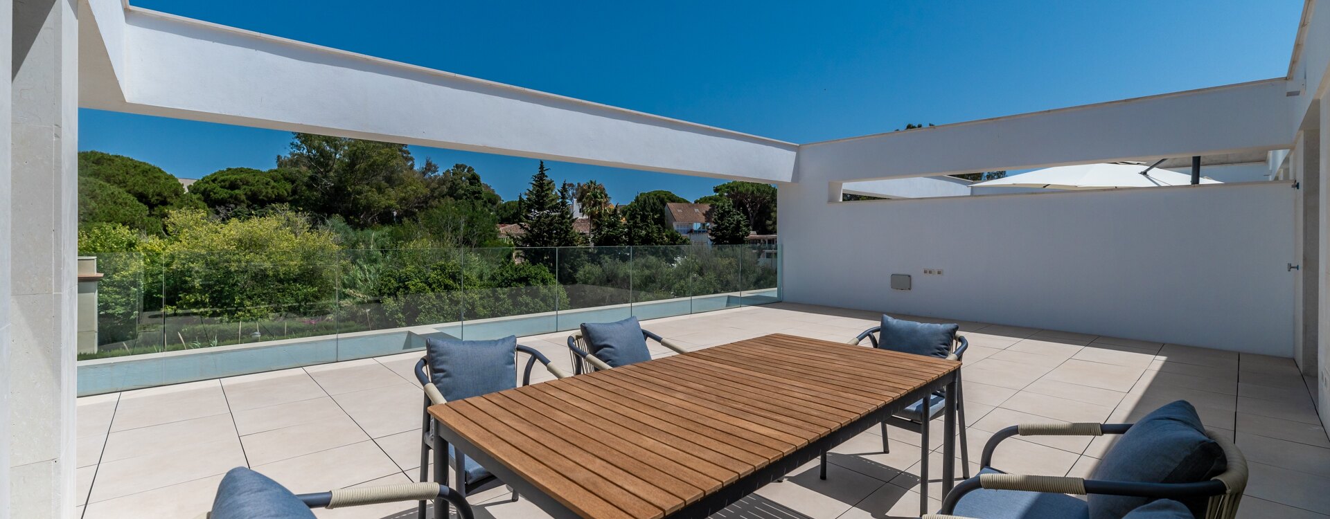 Ático de 3 habitaciones en Elviria a estrenar con impresionante terraza a vistas verdes