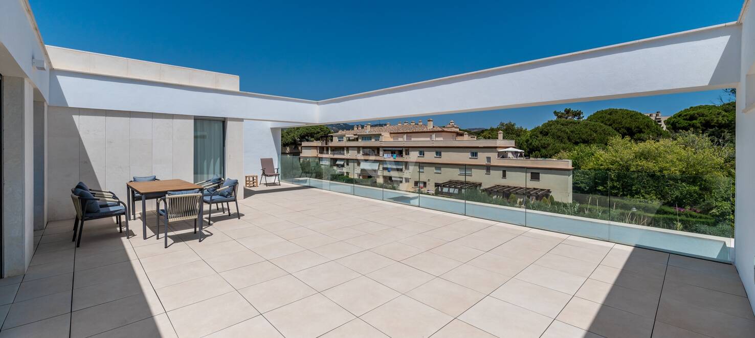Brandneues Penthouse mit 3 Schlafzimmern in Elviria mit herrlicher Terrasse mit Blick ins Grüne