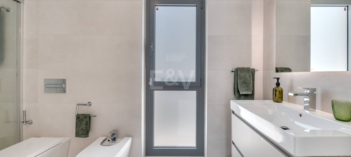 Brandneues Penthouse mit 3 Schlafzimmern in Elviria mit herrlicher Terrasse mit Blick ins Grüne