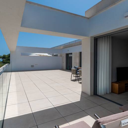 Brandneues Penthouse mit 3 Schlafzimmern in Elviria mit herrlicher Terrasse mit Blick ins Grüne