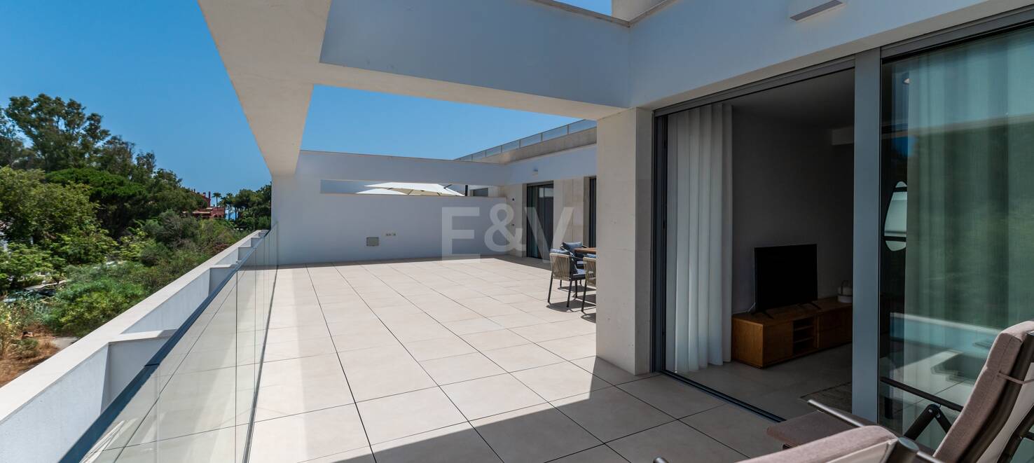 Brandneues Penthouse mit 3 Schlafzimmern in Elviria mit herrlicher Terrasse mit Blick ins Grüne