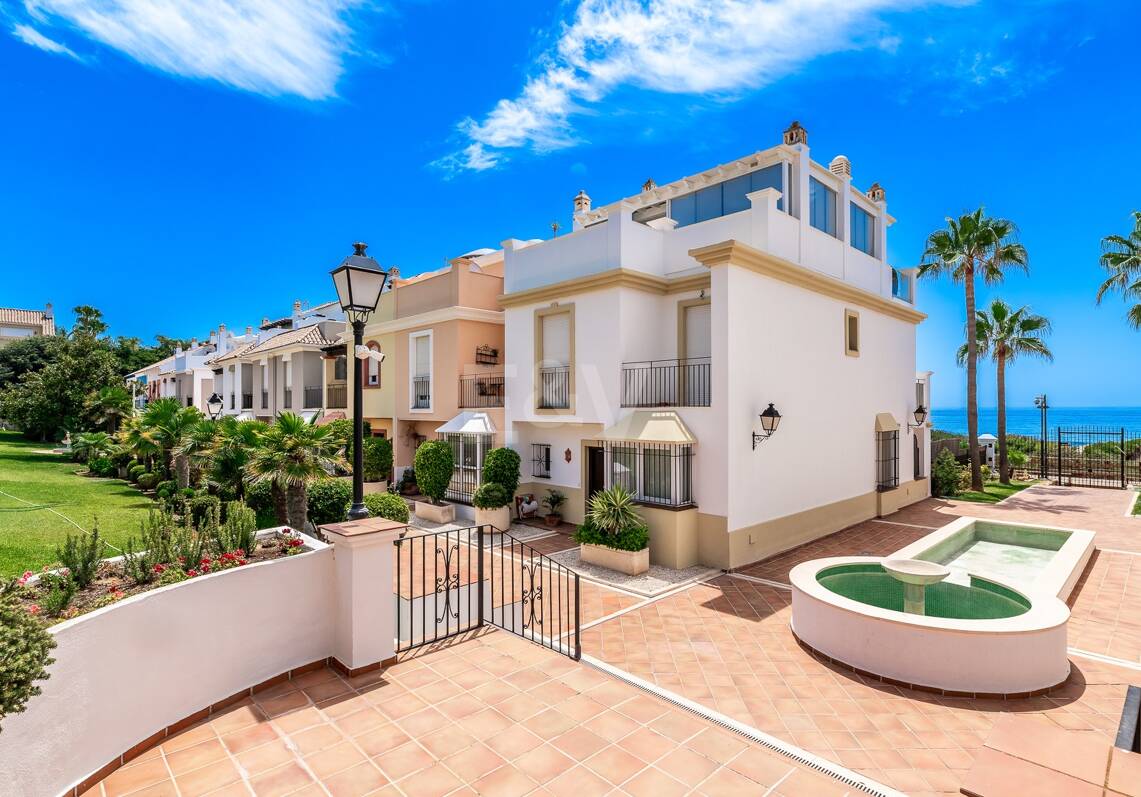 Beachfront Townhouse in Bahía de Marbella