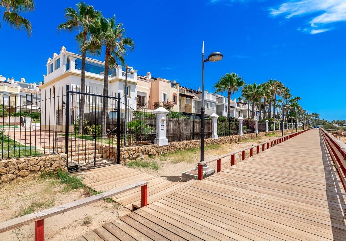 Beachfront Townhouse in Bahía de Marbella