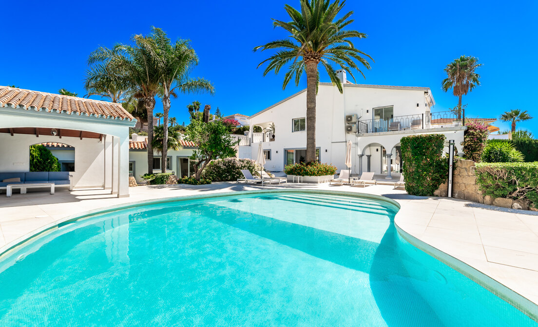 Villa de luxe modernisée à Elviria offrant une vue magnifique sur la mer et l'intimité ultime