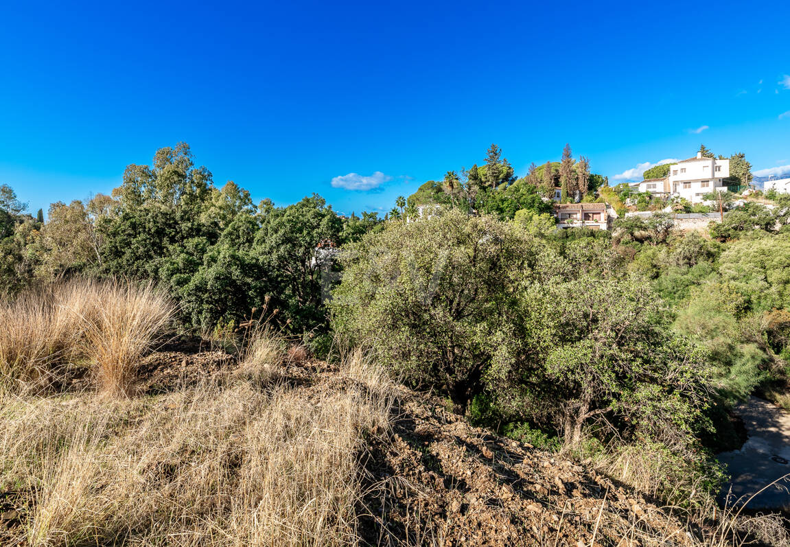 Plot med bygglicens och havsutsikt i Elviria