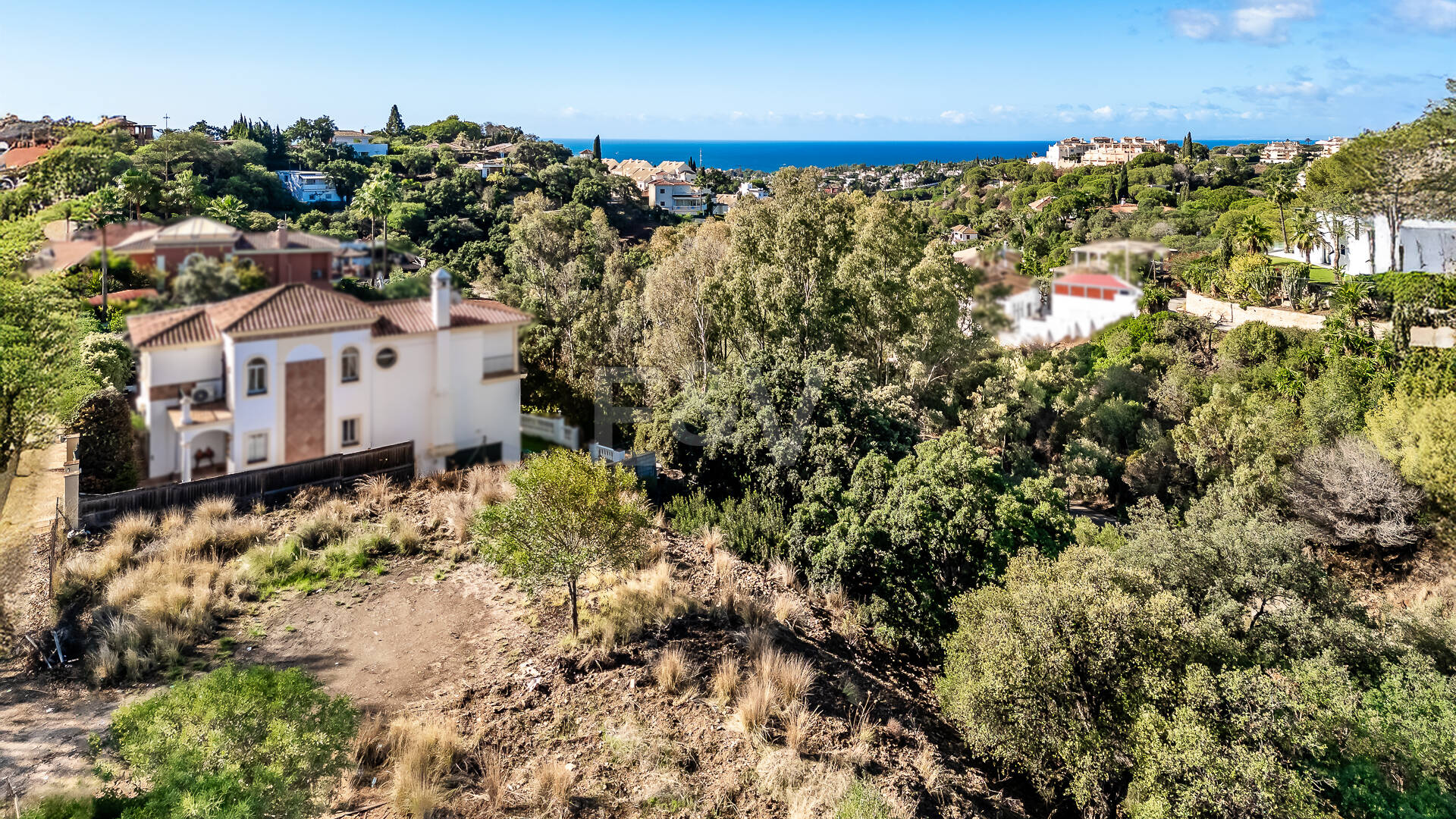 Plot med bygglicens och havsutsikt i Elviria