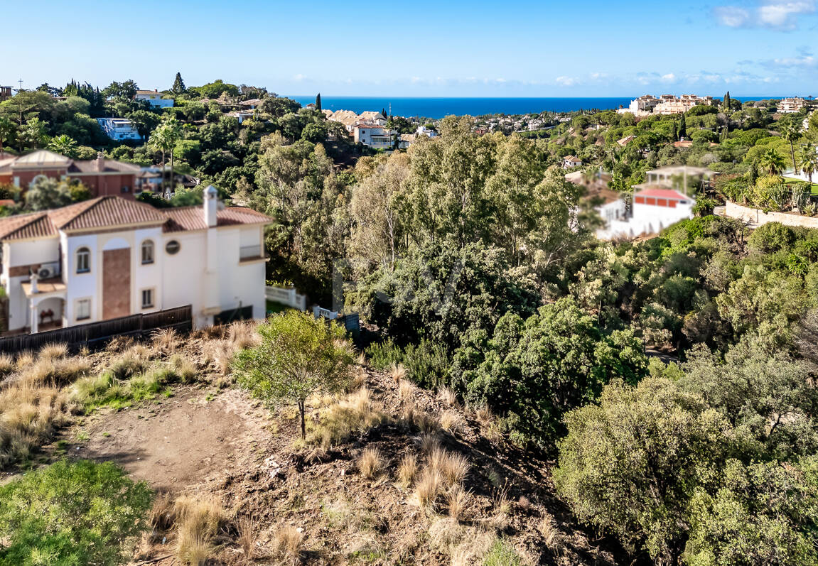 Plot med bygglicens och havsutsikt i Elviria