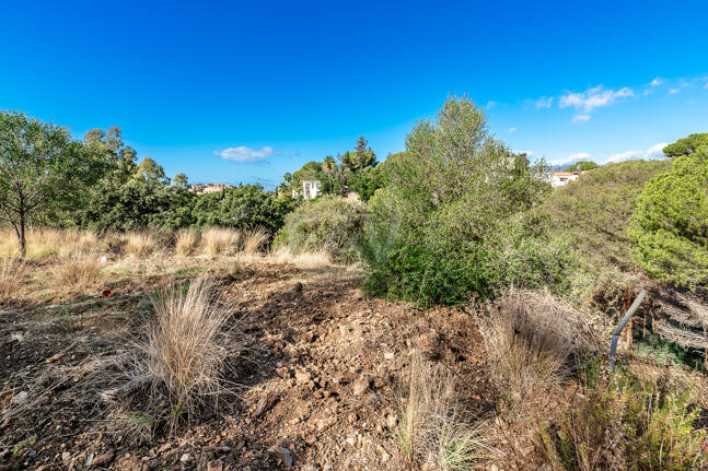 Plot med bygglicens och havsutsikt i Elviria
