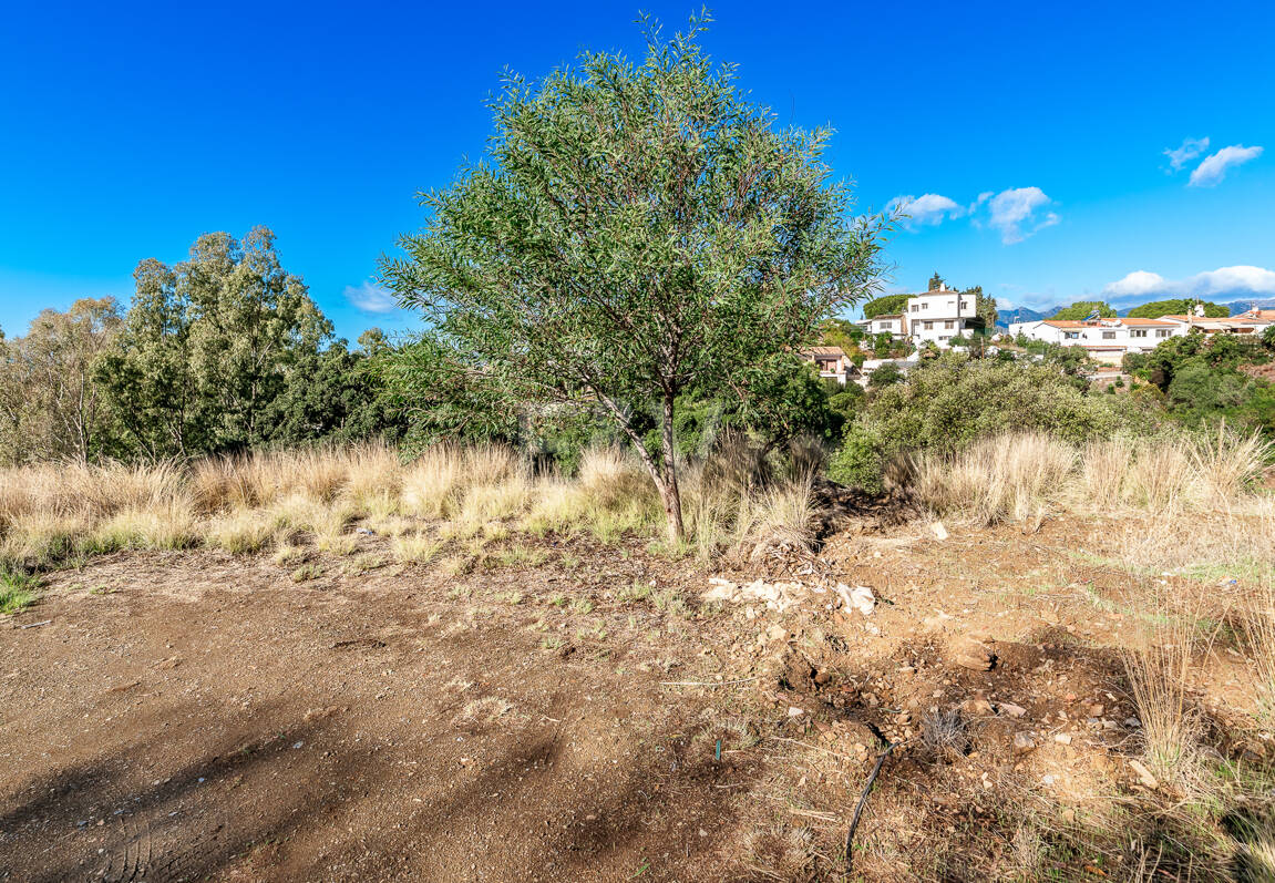 Plot med bygglicens och havsutsikt i Elviria
