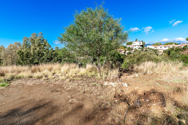 Plot med bygglicens och havsutsikt i Elviria