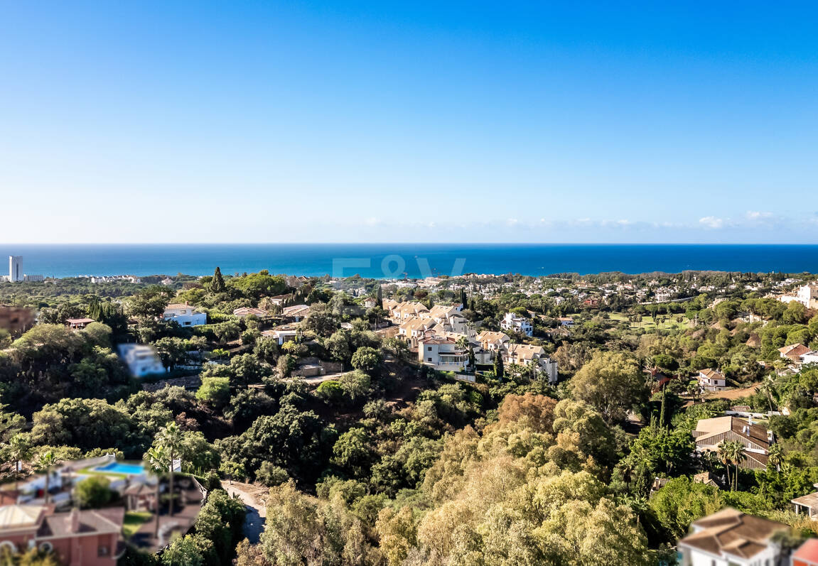 Plot med bygglicens och havsutsikt i Elviria