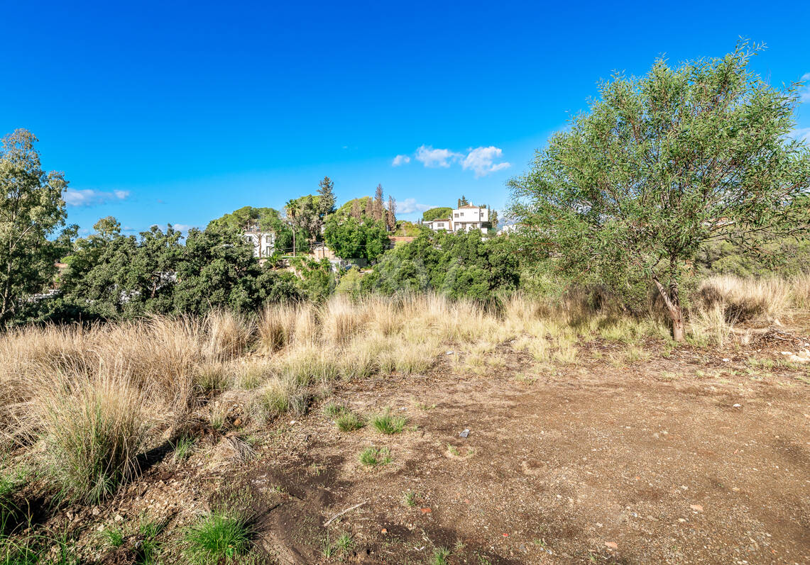 Baugrundstück mit Baugenehmigung und Meerblick in Elviria