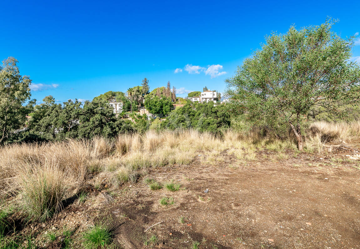Plot med bygglicens och havsutsikt i Elviria
