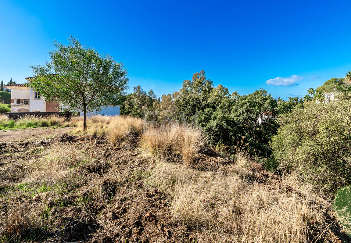 Plot med bygglicens och havsutsikt i Elviria