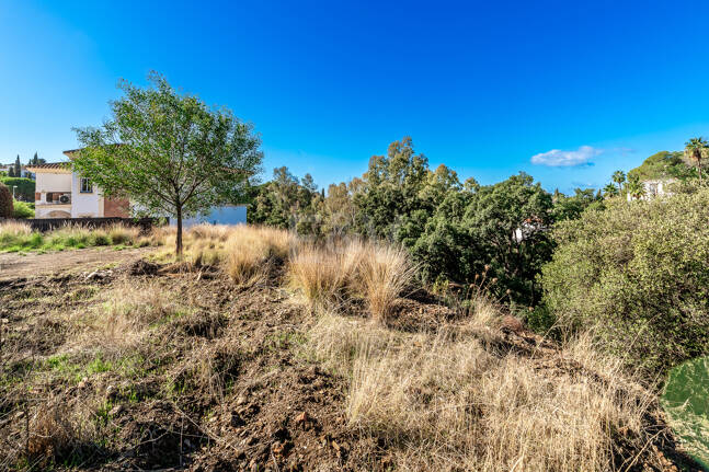 Plot med bygglicens och havsutsikt i Elviria