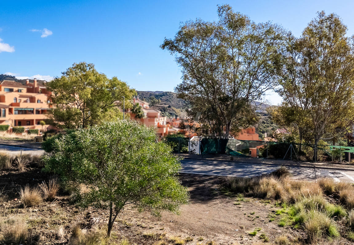 Plot med bygglicens och havsutsikt i Elviria